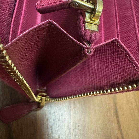 Prada Wallet!! Great color for Spring!! - Picture 6 of 8